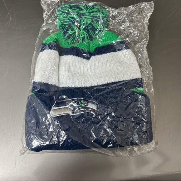 Seahawks toque - NEW in packaging. Nice logo, colours and pom pom - Picture 2 of 6